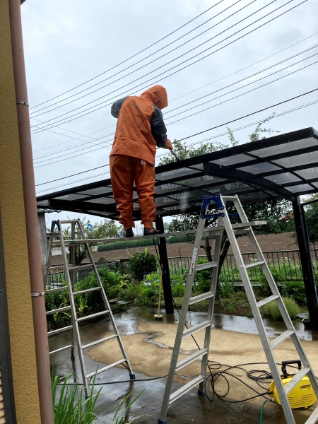 カーポートの屋根を洗浄中