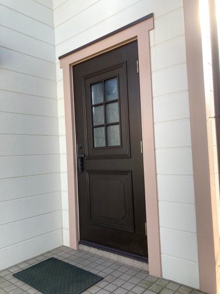 玄関ドアの塗装工事終了しました。