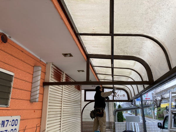 店の壁・庇の洗浄工事
