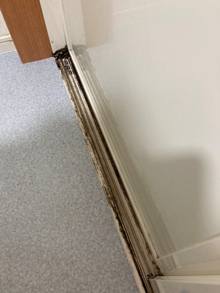 お風呂入り口下枠クリーニング